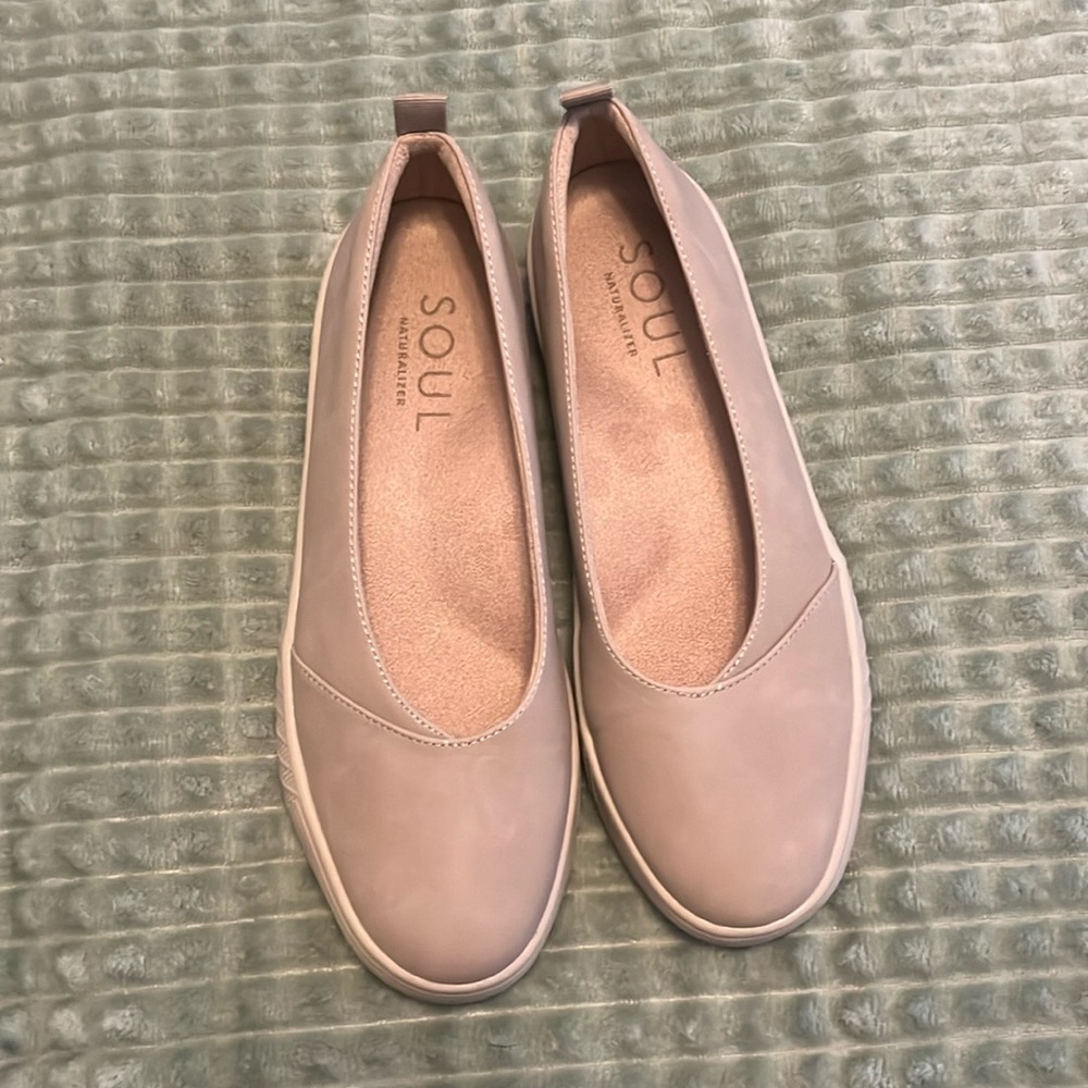 Like new tan Naturalizer Soul Neela Slip On Flat.